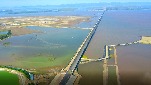 Cầu Tân Vũ - Lạch Huyện đi vào hoạt động, việc đi lại bằng ô tô giữa đất liền từ trung tâm TP. Hải Phòng sang đảo Cát Hải chỉ mất khoảng 5 phút thay vì hàng tiếng đồng hồ khi đi bằng phà như hiện nay.