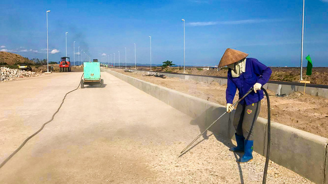 Các công nhân vẫn đang thi công để đảm bảo tiến độ của công trình.