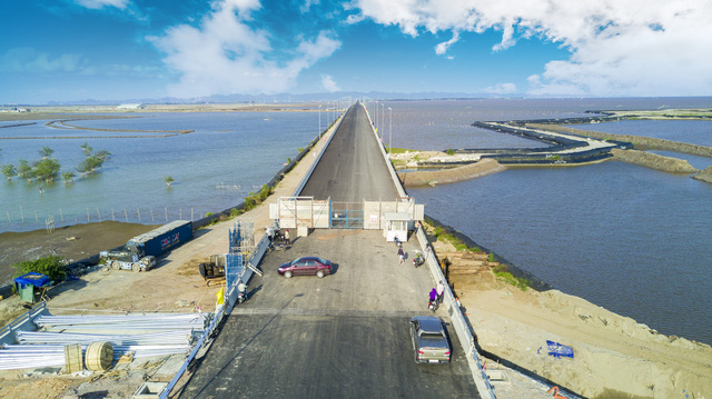 Công trình đang được hoàn thiện những công đoạn cuối cùng trước khi cây cầu được khánh thành dự kiến vào 2/9 năm nay.